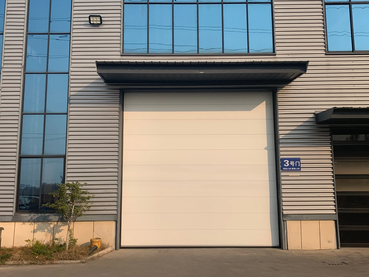 安必信工业门铁门关服务站生产基地